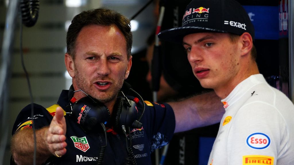Red Bullin tallipäällikkö Christian Horner (vas.) suitsuttaa Max Verstappenia.