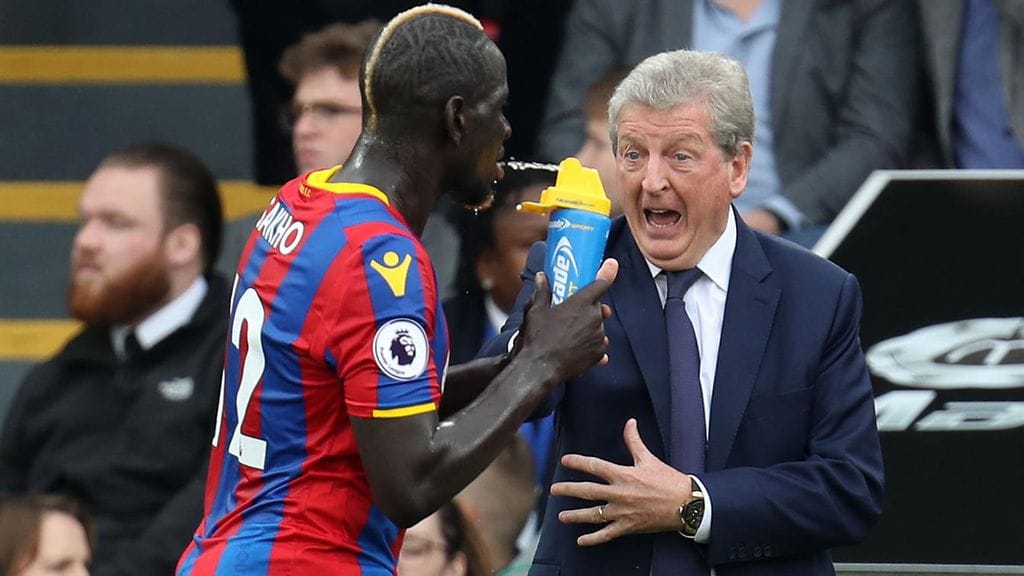 Crystal Palacen manageri Roy Hodgson ohjeistamassa Mamadou Sakhoa.