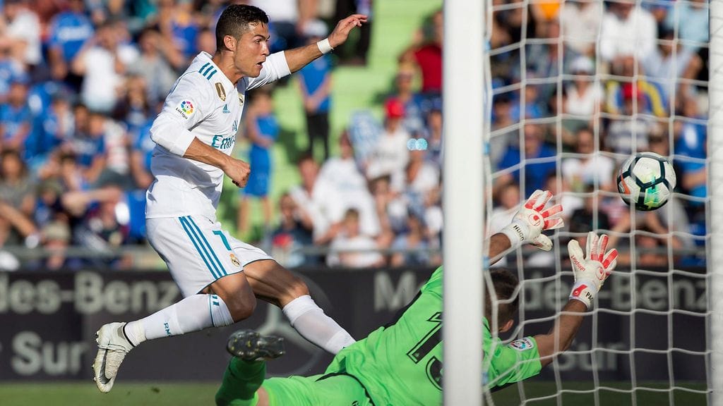 Cristiano Ronaldo ja Getafen maalivahti Vicente Guaita nokikkain.