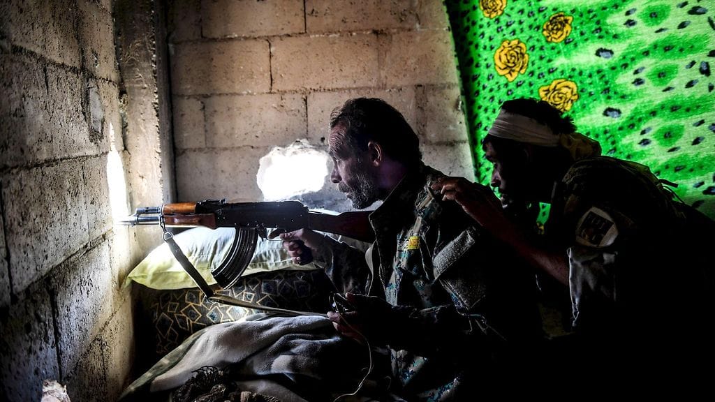 Yhdysvaltain johtaman liittouman tukemat joukot ovat käyneet kilpajuoksua öljykentän valtaamisesta Syyrian hallinnon joukkojen kanssa. Öljykenttä oli Isisin hallinnassa vuodesta 2014 lähtien.