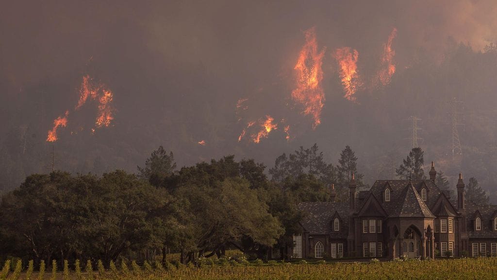 Liekit roihusivat eilen Ledsonin viinitilan takana Kenwoodissa Kaliforniassa.