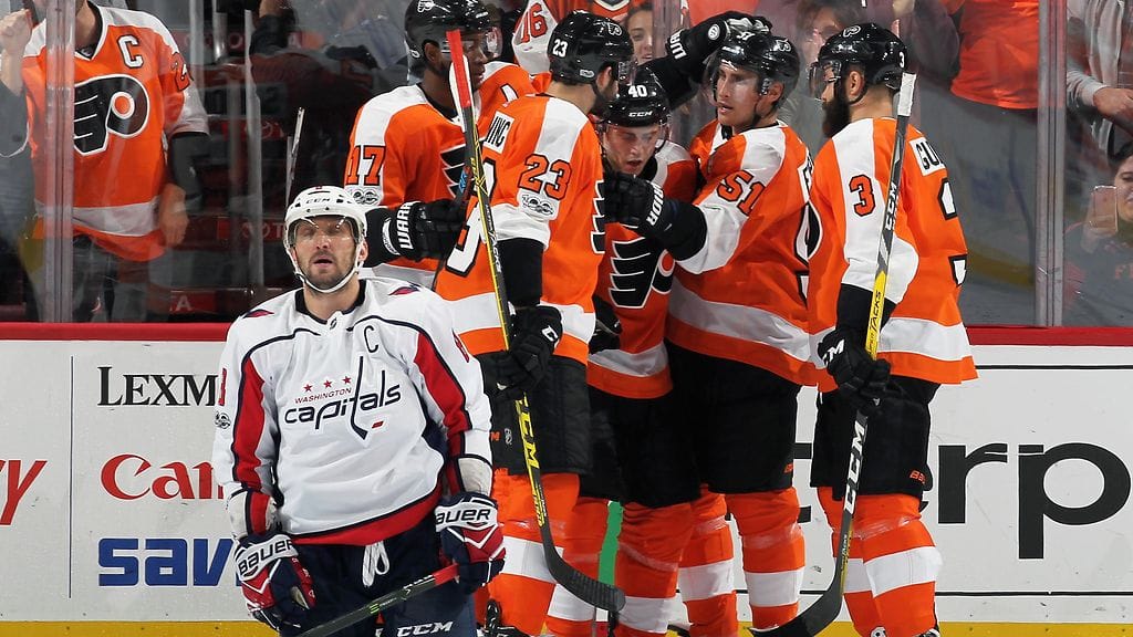 Valtteri Filppulan (51) Flyers juhli, polvillaan jäällä olevalla Aleksandr Ovetshkinilla (edessä) ei ollut kivaa.