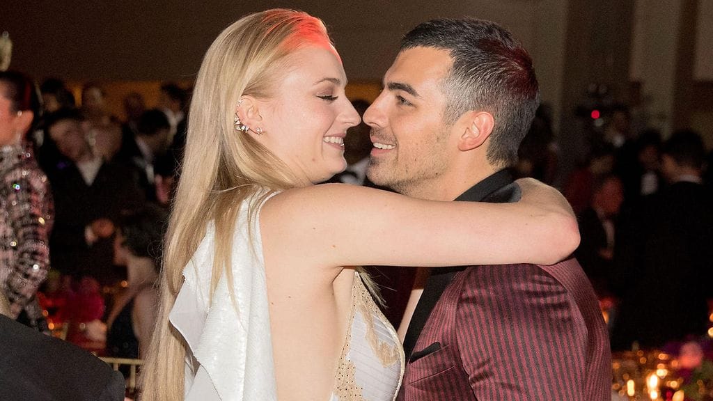 Sophie Turner ja Joe Jonas taidenäyttelyn avajaisissa New Yorkissa 1. toukokuuta 2017.