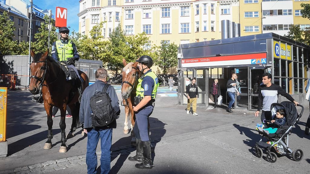 Ratsupoliiseja Sörnäisissä.