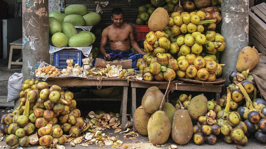 Bangladeshilainen mies myi jakkihedelmiä vuonna 2013.
