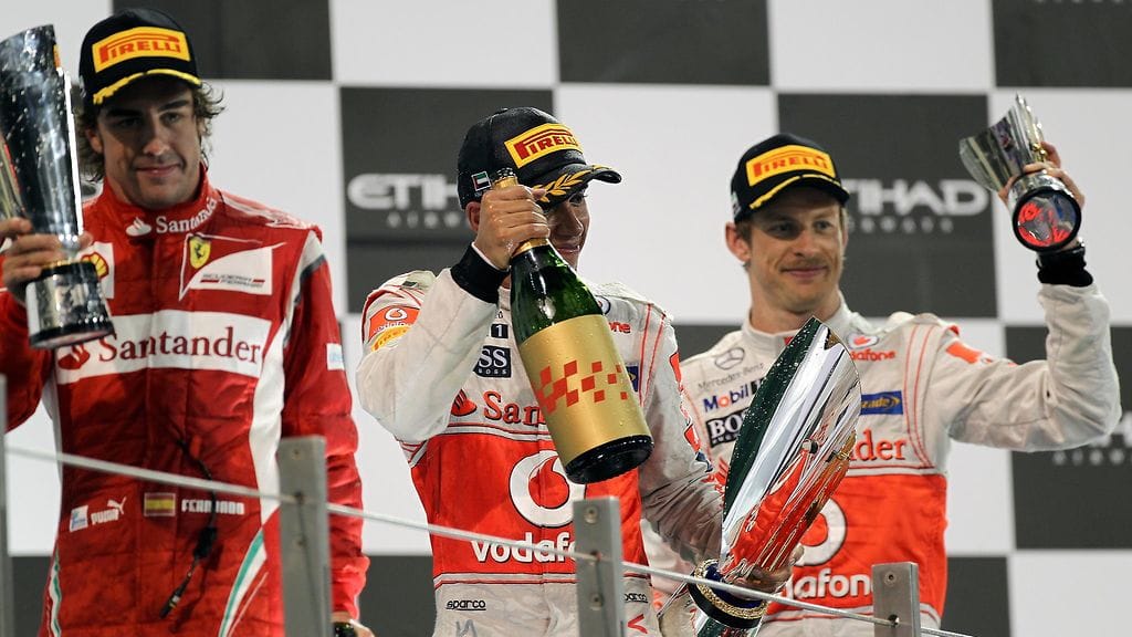 Fernando Alonso (vas.), Jenson Button (kesk.) sekä Lewis Hamilton