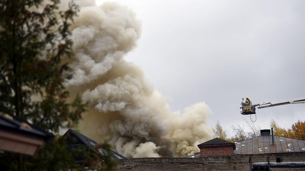 Tapanilan tehdaspalosta nousee myrkyllistä savua.