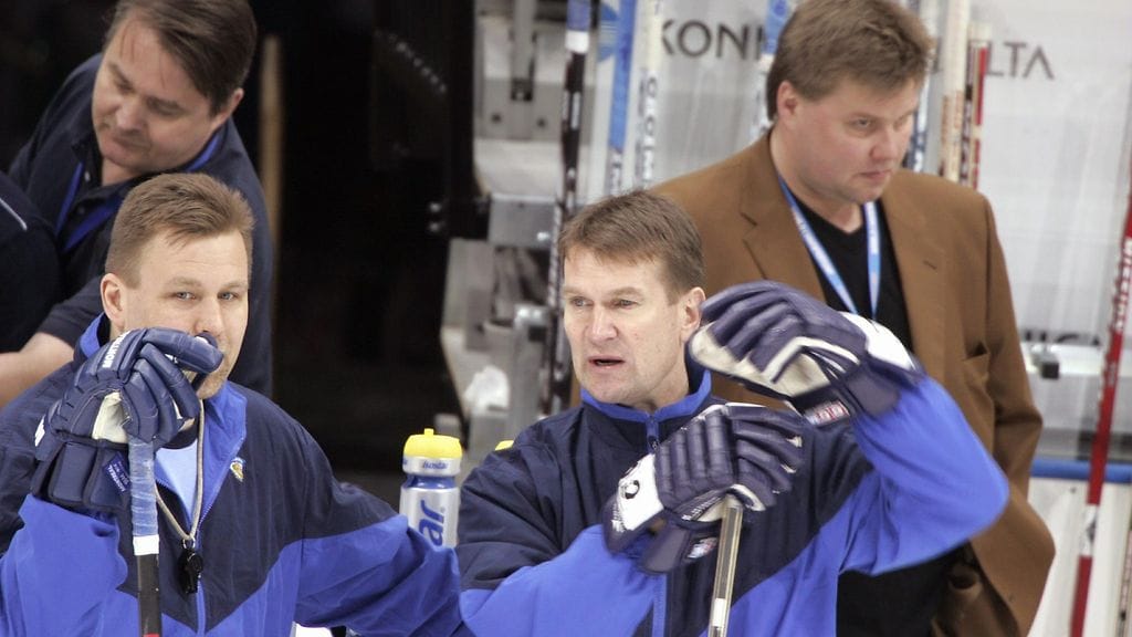 Timo Jutila (tak. oik.) kertoo tuoreessa kirjassaan Raimo Summasen (vas.) käytöksestä vuoden 2004 arvokisoissa.