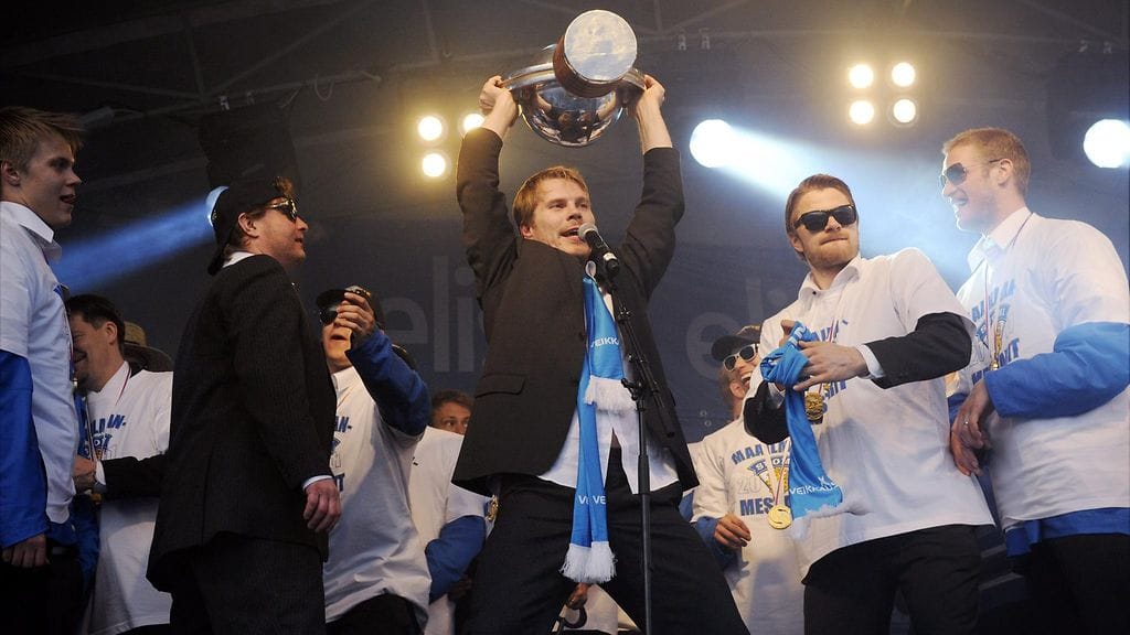 Anssi Salmela heiluttaa MM-pokaalia Kauppatorin kansanjuhlassa 2011.