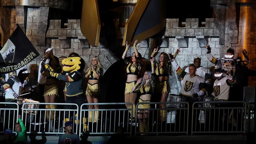 Golden Knightsin cheerleaderit vauhdissa NHL-ottelussa.