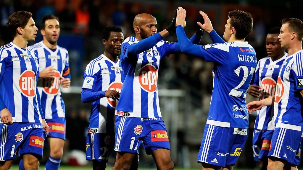 Ousman Jallow (kesk.) teki HJK:lle kaksi maalia Lahden verkkoon.