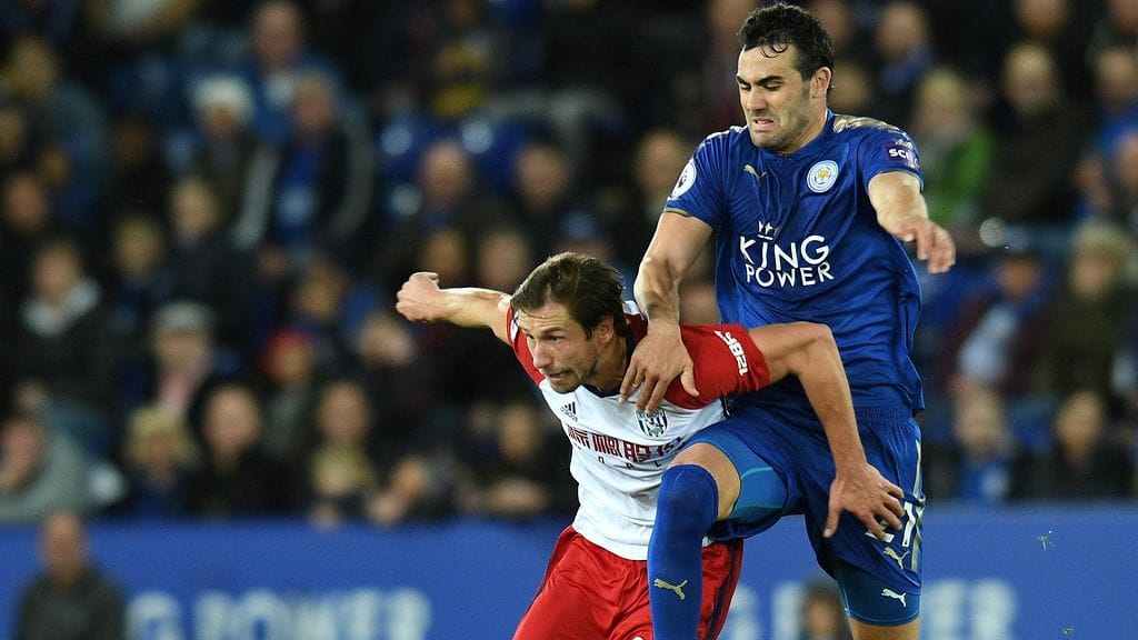 Leicesterin Vicente Iborra (oik.) ja West Bromwichin Grzegorz Krychowiakin kamppailussa.