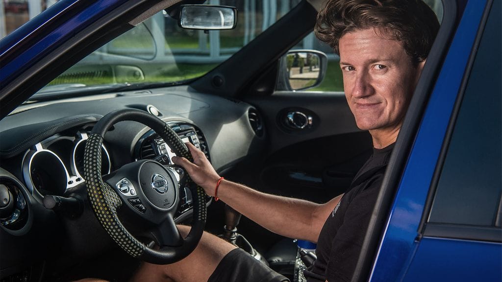 NISMO-tiimin kilpakuljettaja Lucas Ordon esittelee uuden Nissanin ominaisuuksia.