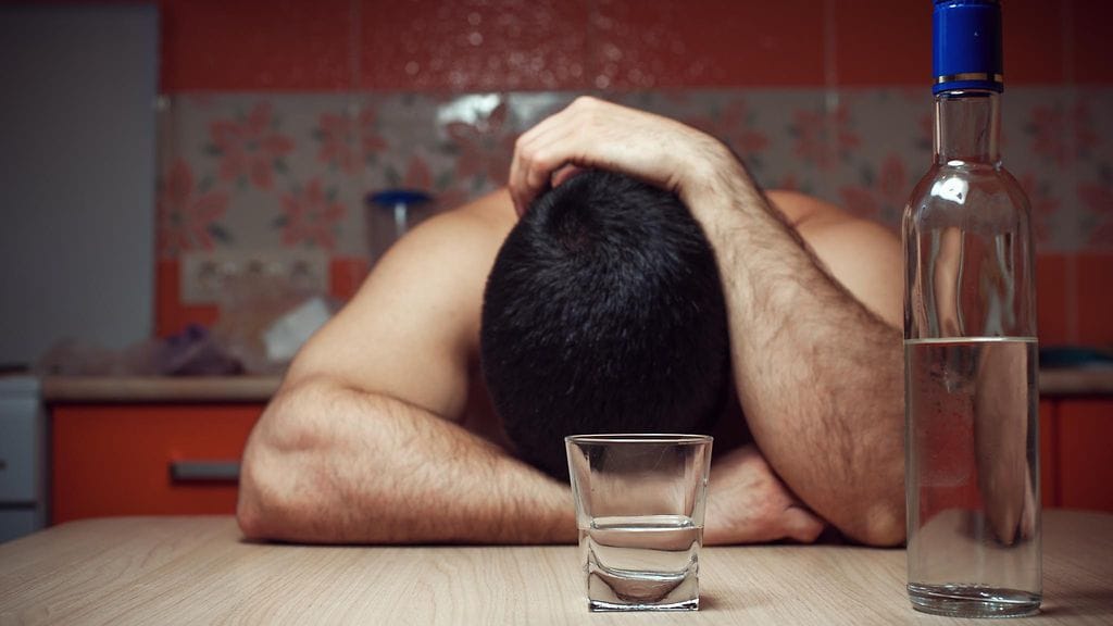 Tasoittavan sijaan krapulaa kannattaa parantaa maustekurkkujen liemellä. Kuvituskuva.