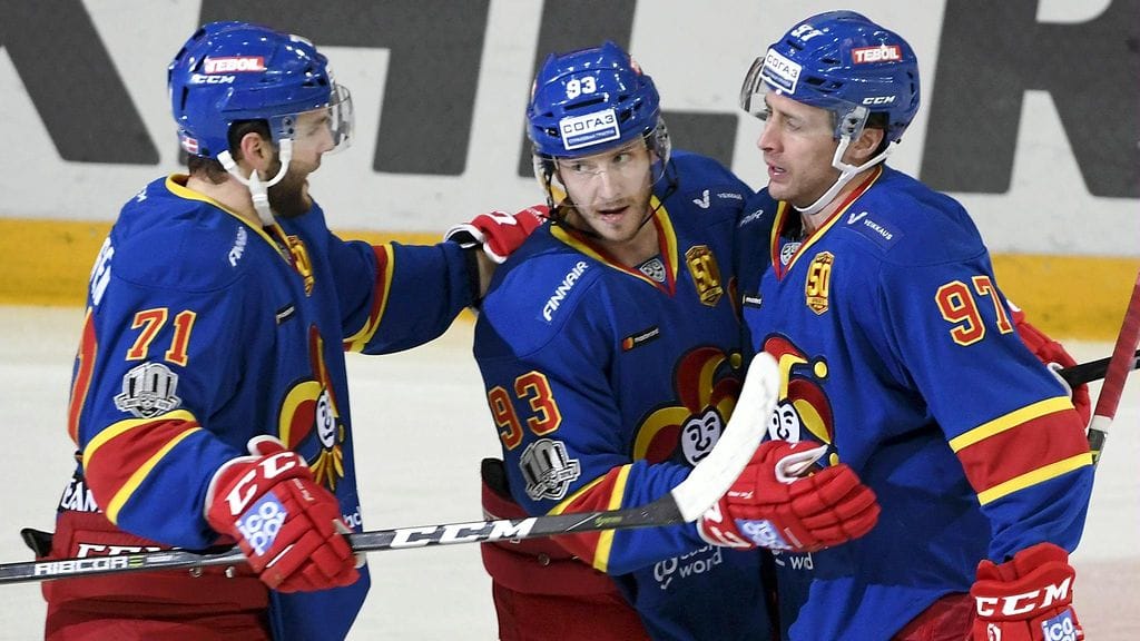 Matt Gilroy (oik.) iski avausmaalin Jokereille.