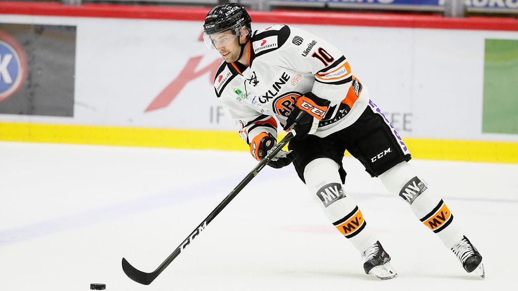 Mathias Porseland loukkaantui ikävästi, kun hän törmäsi laitaan.