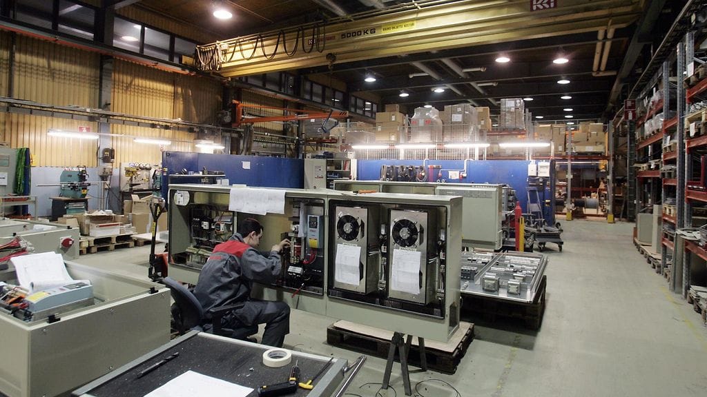 Lakon uhka koskee muun muassa Konecranesilla työskenteleviä Sähköliiton jäseniä. Kuvassa nostimen sähkökaapin kokoonpanoa KCI Konecranesin nostintehtaalla Hämeenlinnassa 17. helmikuuta 2005.