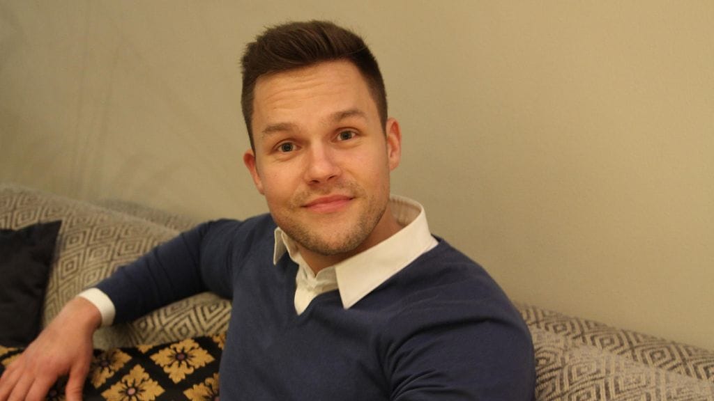 Ronny Roslöf kertoo asuvansa yhdessä Linda-avovaimonsa kanssa. – Mutta ei siitä sitten sen enempää, kohtelias nuori mies kuittaa kyselyt aiheesta.