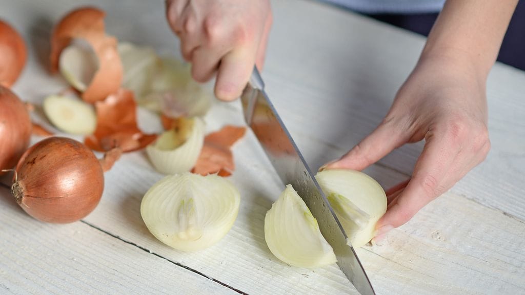 Sipulin leikkaaminen vapauttaa silmiä ärsyttäviä kaasuja.