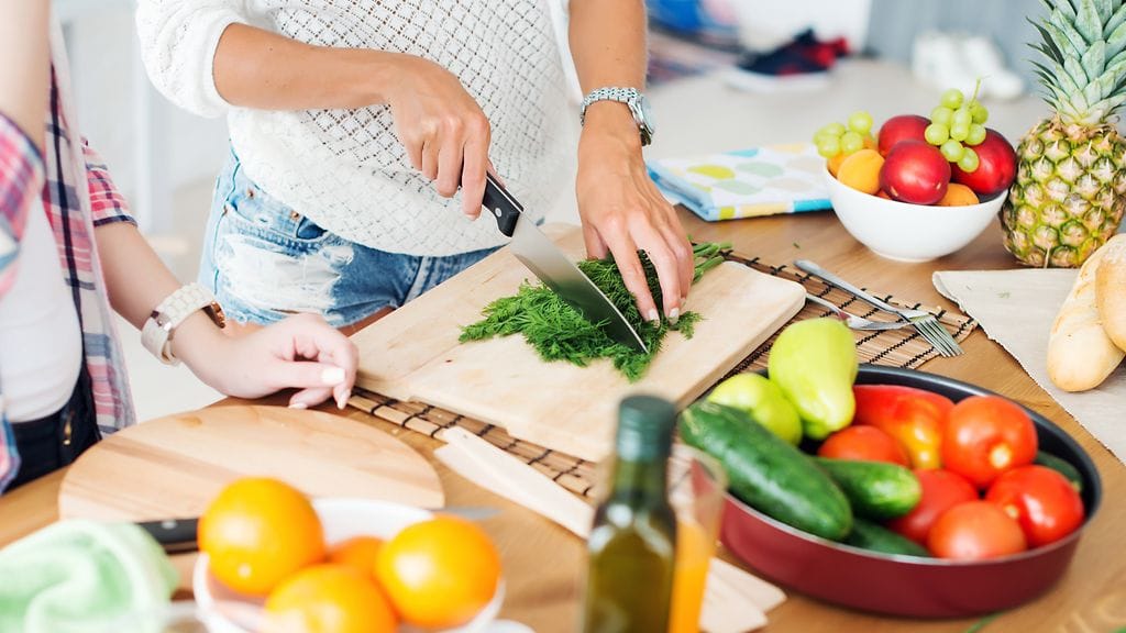 Yritit on nopeampi leikata saksilla. Leikkuulaudan alle kannattaa laittaa kostea rätti, jotta se ei pääse liikkumaan.