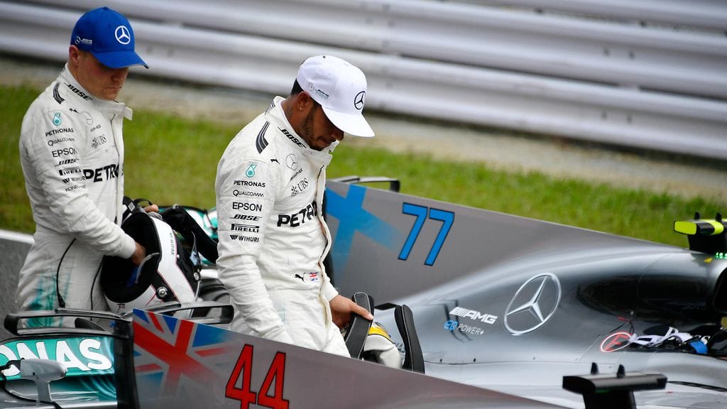 Mercedeksen Valtteri Bottas ja Lewis Hamilton.