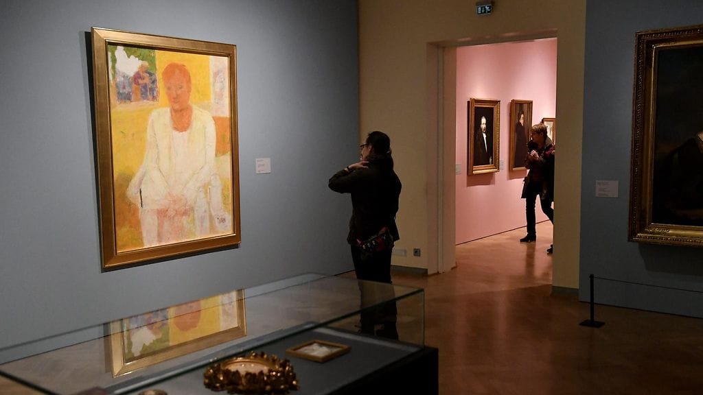 Taiteilija Rafael Wardin presidentti Tarja Halosesta maalaama virallinen muotokuva esillä Sinebrychoffin taidemuseossa.