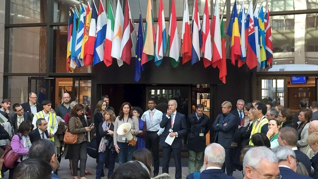 Eurooppa-neuvoston päämajasta Europa-rakennuksesta evakuoitiin tänään ihmisiä myrkyllisten höyryjen vuoksi. EU-johtajien oli määrä kokoustaa rakennuksessa torstaina ja perjantaina, mutta kokous siirrettiin viime hetkellä toiseen rakennukseen.