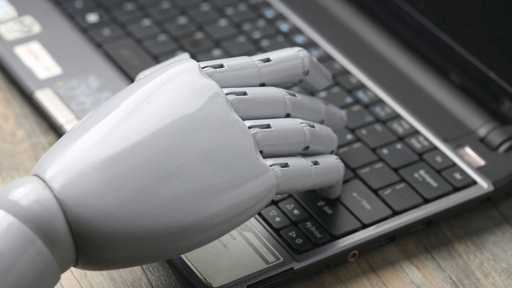 Naiset, työntekijät, heikosti koulutetut ja työväenluokkaan samaistuvat paheksuvat muita useammin rutiinitöiden siirtymisen roboteille.