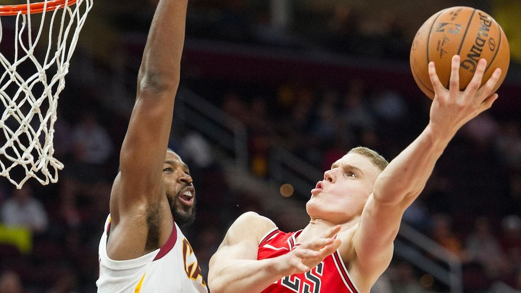 Lauri Markkanen (oik.) pääsee NBA-tuleen ensi yönä.