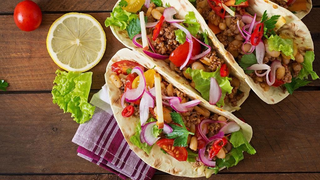 Tacot ovat käsin syötävää meksikolaista ruokaa. Kuvituskuva.