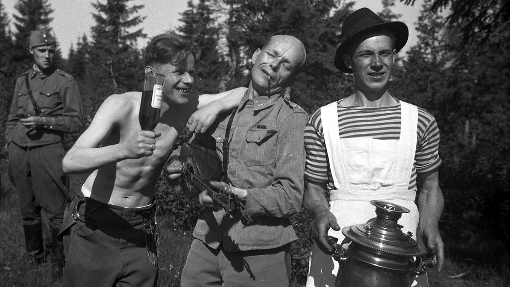 Samovaari ja balalaikka ovat oikein päin mutta pullo ei. Upseeri näyttää paheksuvan (Mikko Porvalin arkisto)