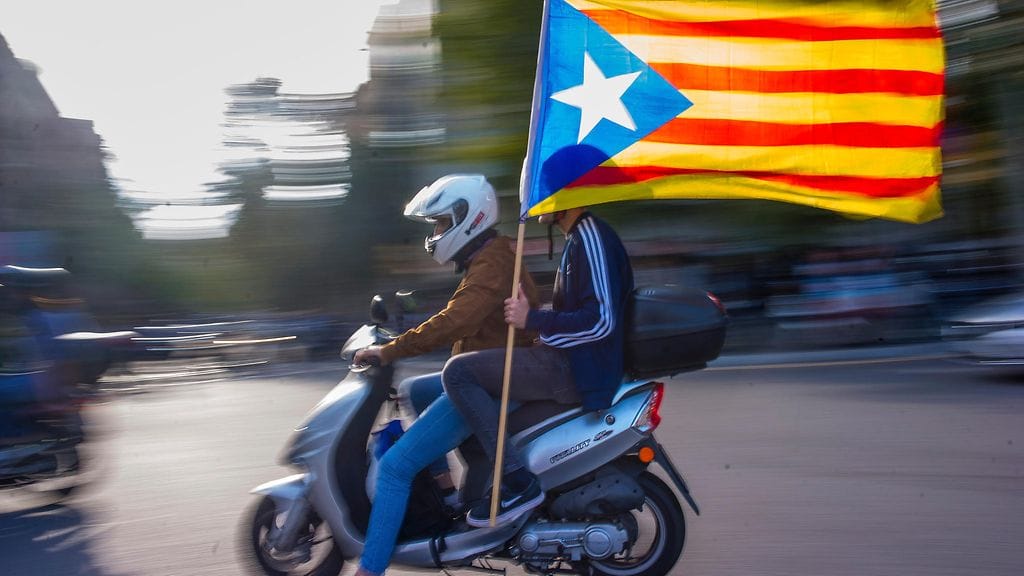 Kaksi miestä Katalonian itsenäisyysliikkeen lipun kanssa.