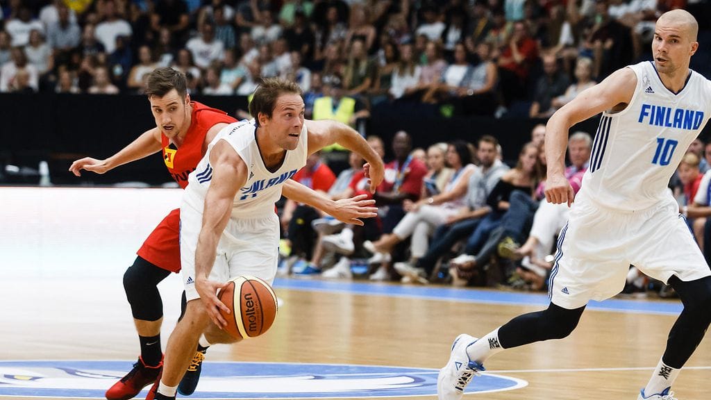 Susijengin luottomiehet Petteri Koponen (pallossa) ja Tuukka Kotti ovat MM-karsintaehdokkaiden joukossa.