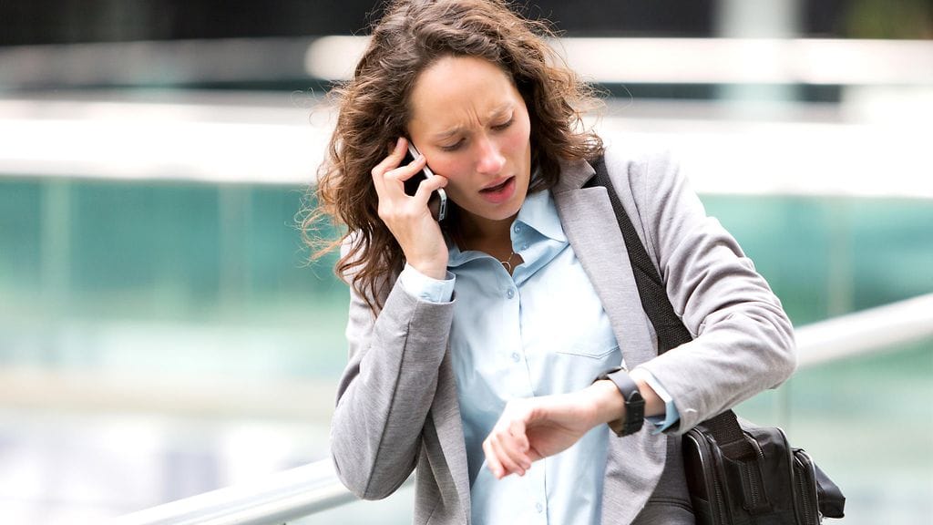 "Oho, mites se kello meni noin, olen kyllä jo matkalla..." Kuvituskuva.