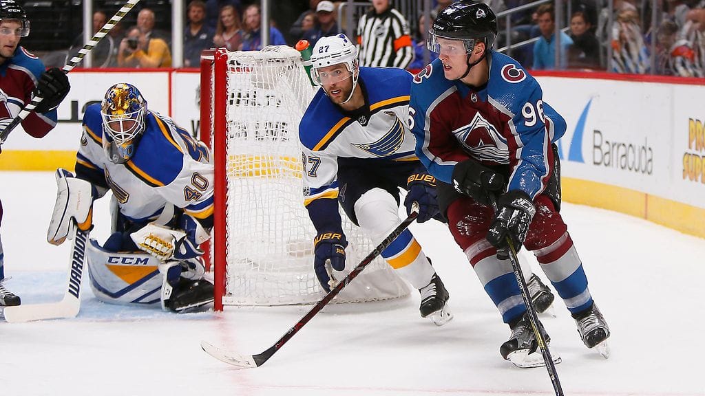 Coloradon Mikko Rantanen St. Louisin Alex Pietrangelon varjostuksessa.