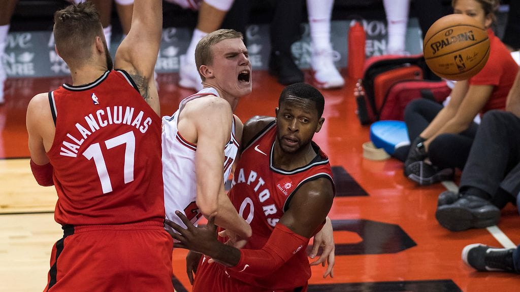 Lauri Markkanen Toronton Jonas Valanciunasin (vas.) ja C. J. Milesin pihdeissä.