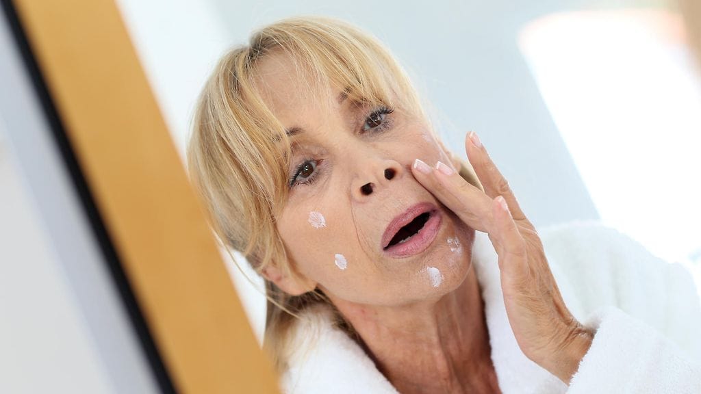 Nainen luottaa omiin polkuihinsa, mitä tulee kasvojenhoidon suhteen. Kuvituskuva.