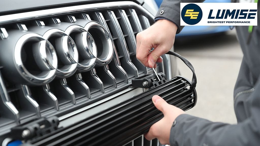 Autojen lisäkaukovalot asennetaan useimmiten etupaneeliin rekisterikilven yläpuolelle. Yhdessä lampussa voi olla useampia ledejä, joista valo muodostuu.