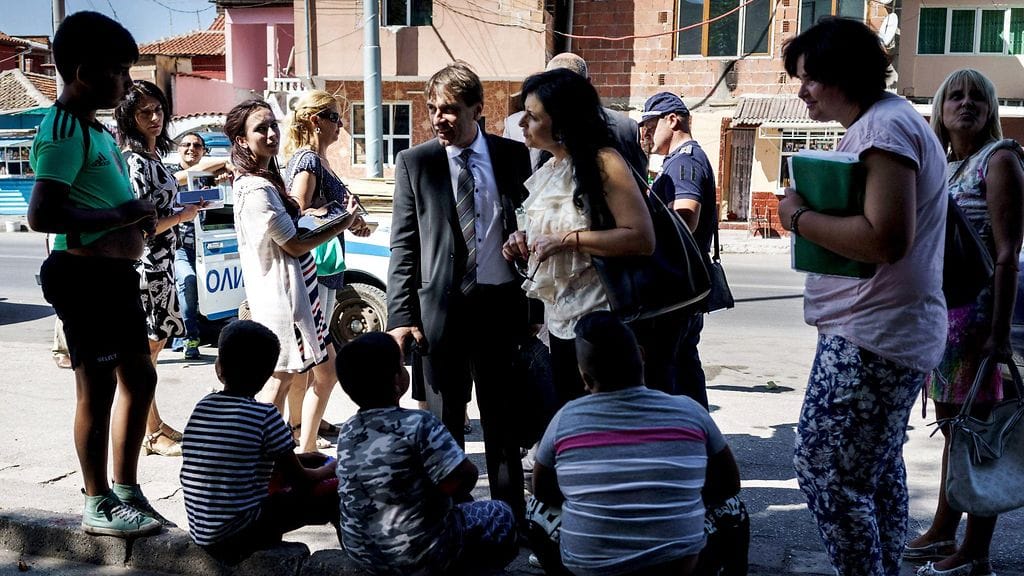 Opettajat ja sosiaalityöntekijät tapaavat romanivanhempia saadakseen kaikki lapset kouluun.