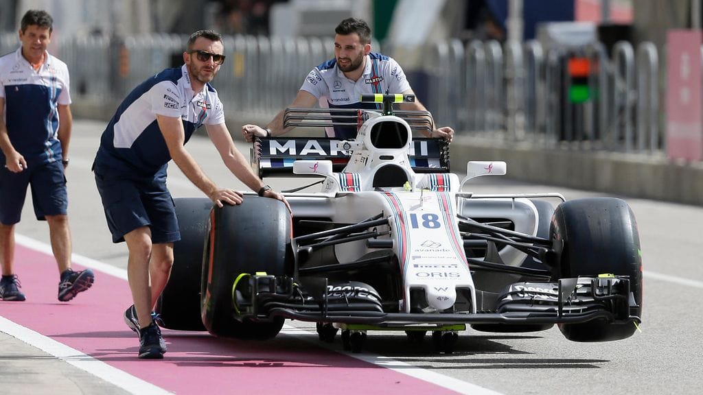 Williamsin teknikot kiirehtivät Lance Strollin autoa FIA:n tarkastukseen.