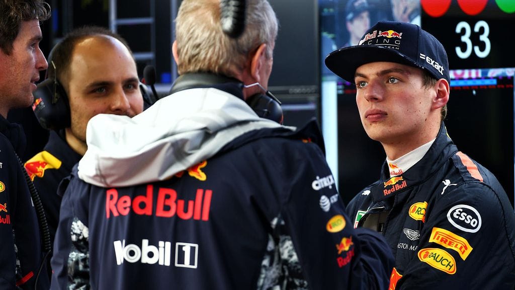 Max Verstappen keskustelussa Helmut Markon kanssa.