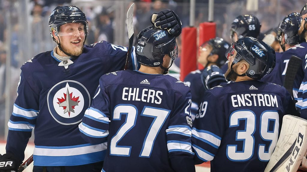 Patrik Laine (vas.) ja Winnipeg Jets juhlivat onnistumisia Minnesota Wildia vastaan.