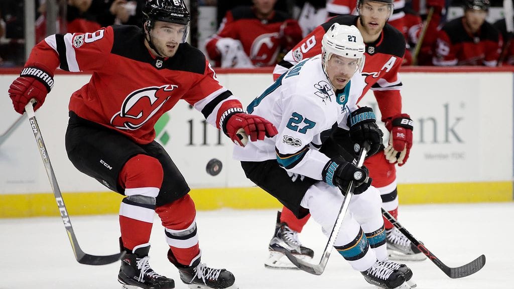 Joonas Donskoi kamppailussa New Jersey -puolustaja Will Butcherin kanssa.