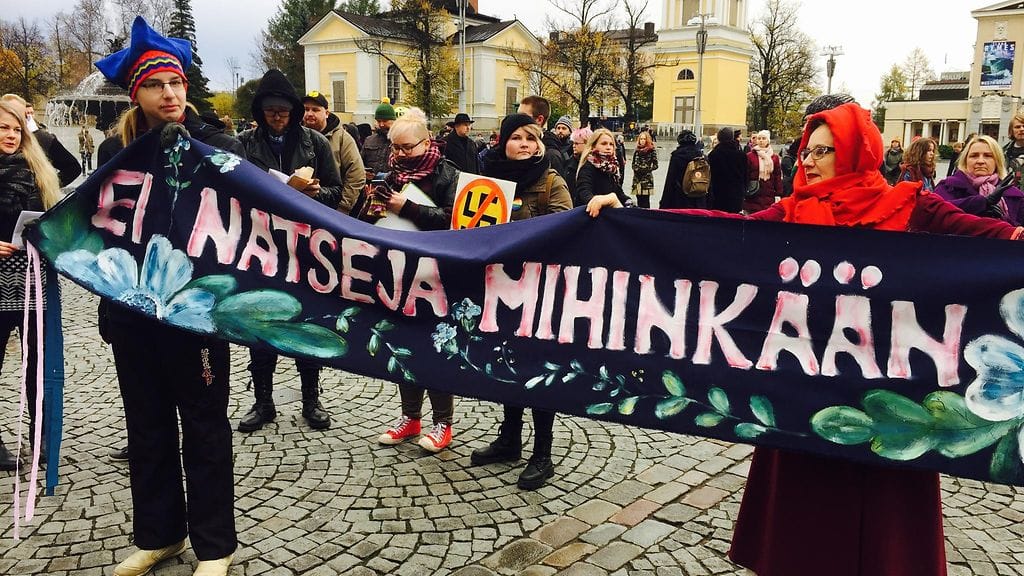 Sadat ihmiset ovat kokoontuneet vastustamaan uusnatsien mielenosoitusta Tampereen Keskustorille.
