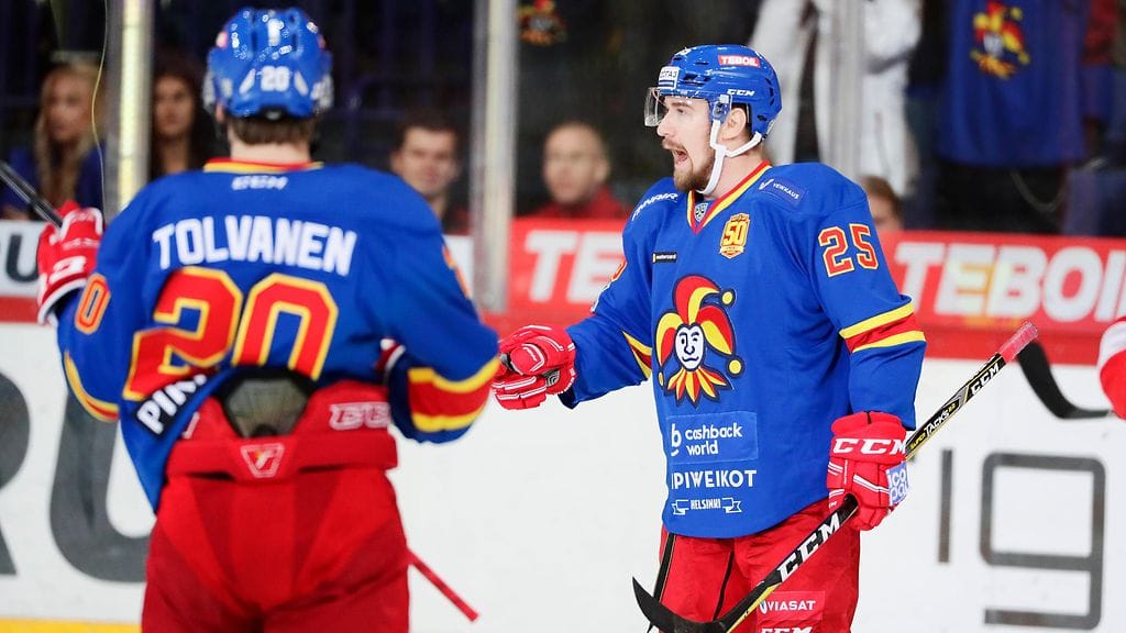 Pekka Jormakka (oik.) hyökkää taas samassa ketjussa Eeli Tolvasen kanssa.