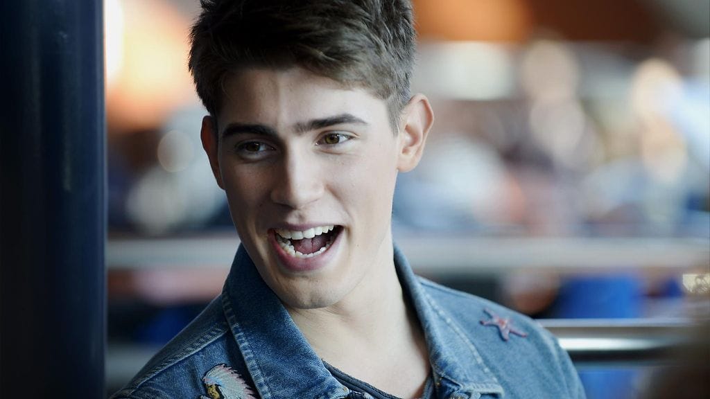 19-vuotias Robin Packalen on Suomen suosituimpia artisteja. Hän on jäämässä pian keikkatauolle ja esittelee näyttelijänlahjojaan uudessa Tuntematon sotilas -elokuvassa.