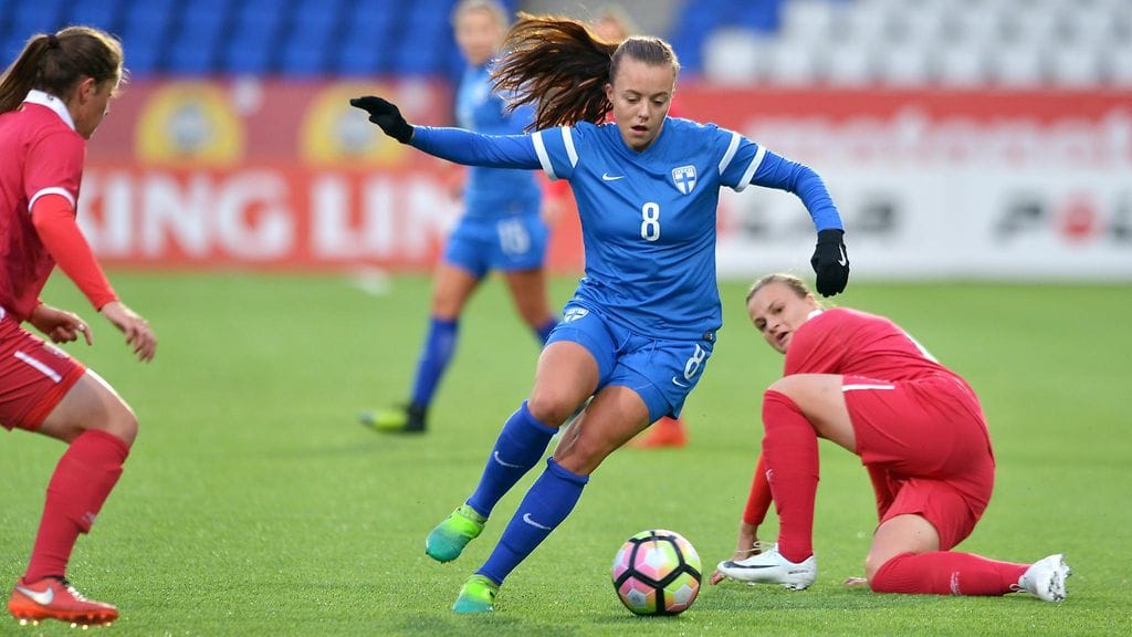 Suomen Olga Ahtinen pujottelee Serbian puolustuksessa.