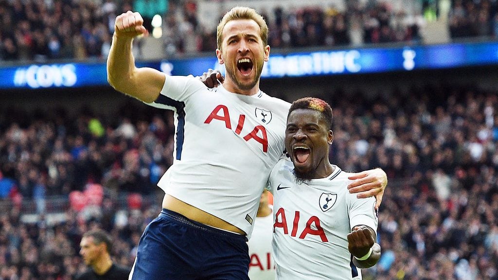 Harry Kane juhlii avausmaaliaan Serge Aurierin kanssa.