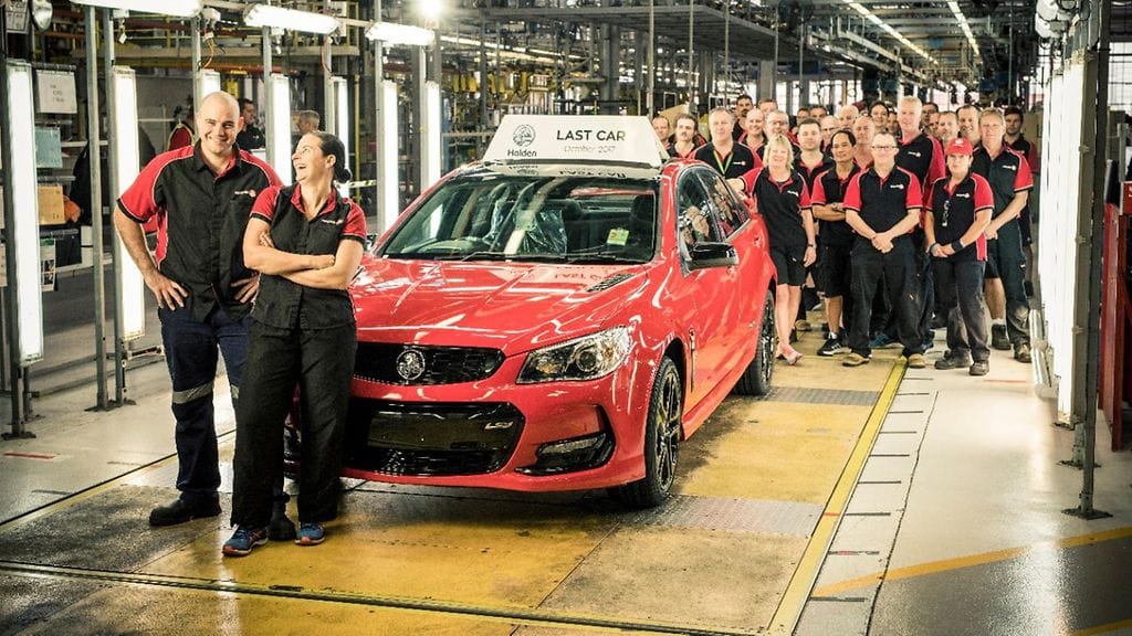 Tämä punainen Commodore jää historiaan viimeisenä Holdenin tehtaalta rullanneena autona.