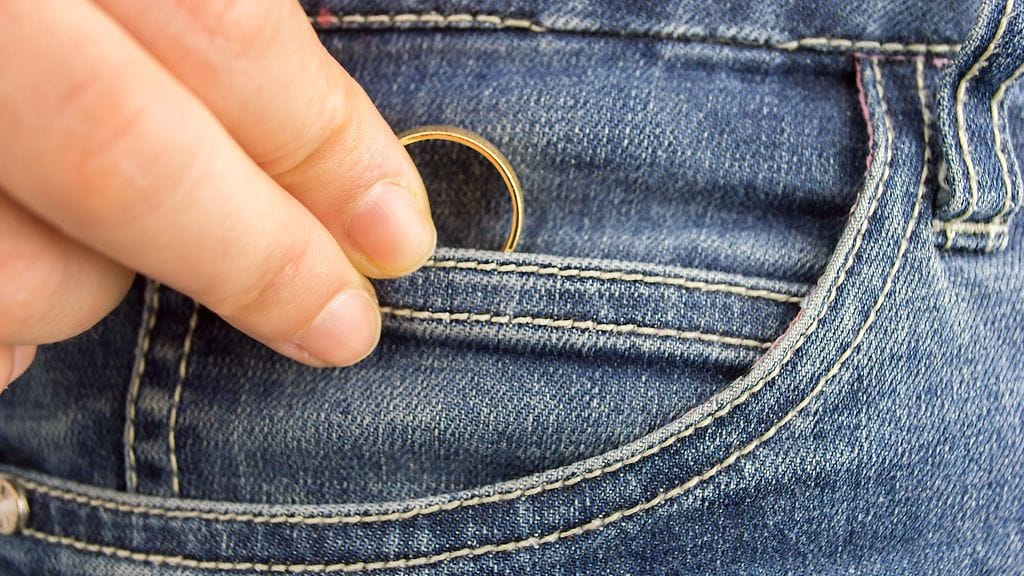 Parisuhdestatuksen peittäminen ei ole uskollista toimintaa.